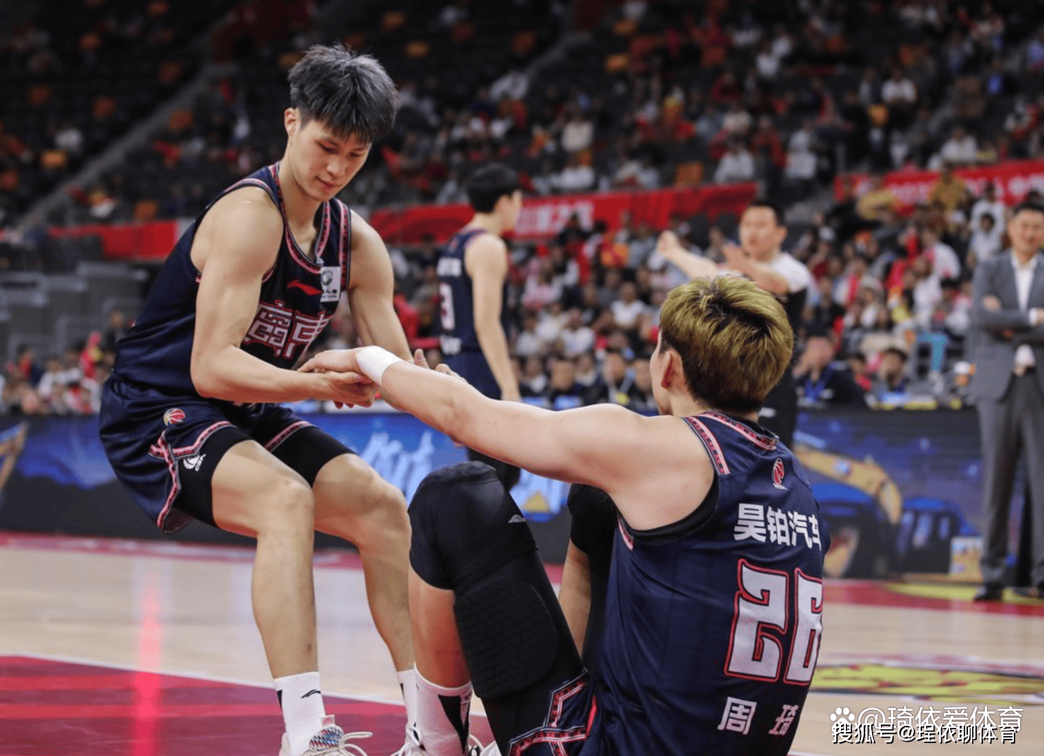 纽约尼克斯迎意大利杯关键赛转会期法兰克福调整名单以备CBA季后赛，关键时刻深圳男篮调整名单以备欧冠直接炸裂的简单介绍